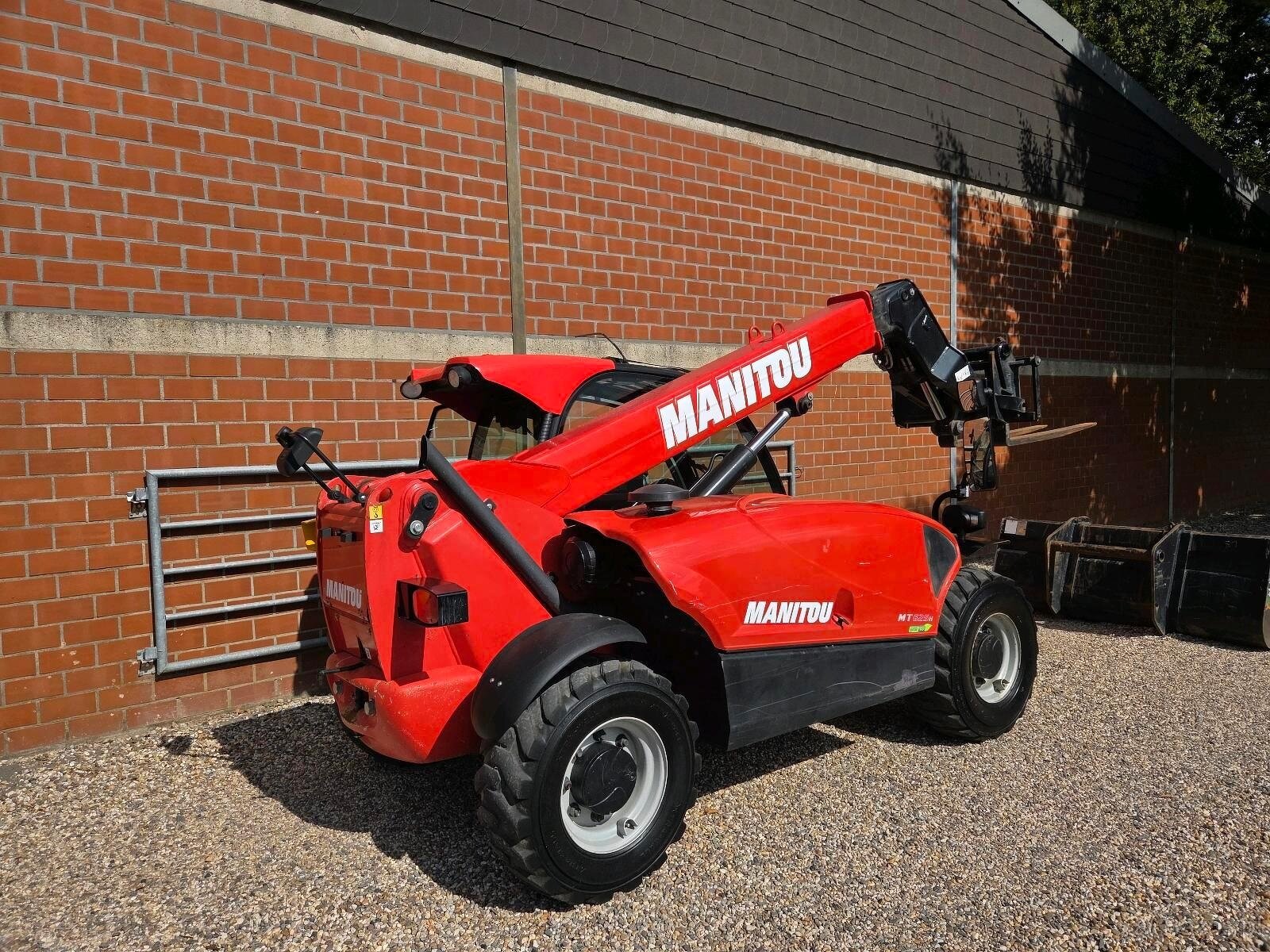 Teleskopowy ładowacz Manitou MT 625 H ST3B z klimatyzacją - 2