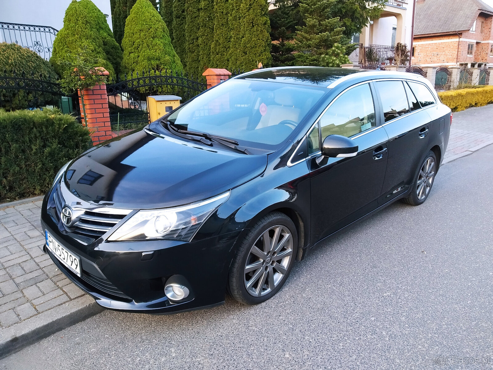 Sprzedam toyotą Avensis T27 z małym Przebiegiem - 2