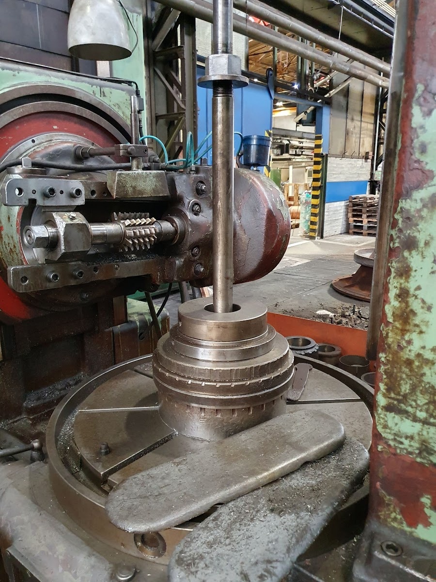 TOS Čelákovice FO 10 - Frezarka do kół zębatych - 2