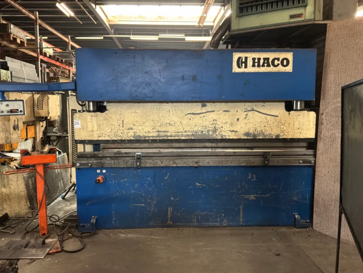 Hydrauliczna prasa krawędziowa 135 t, długość gięcia 3000 mm - 2