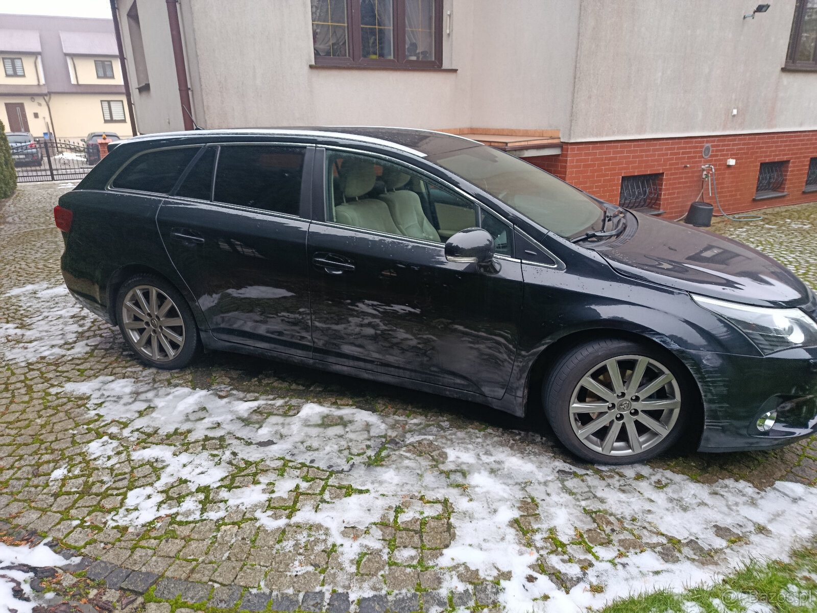 Sprzedam toyotą Avensis T27 z małym Przebiegiem - 2