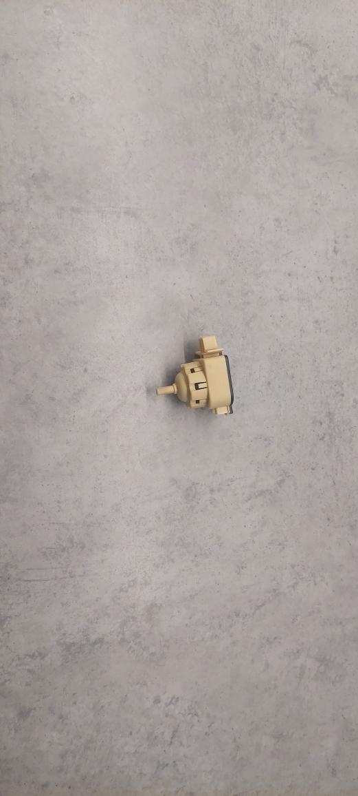 Wyłącznik ciśnieniowy z pralki Whirlpool FSCR 10432 - 2