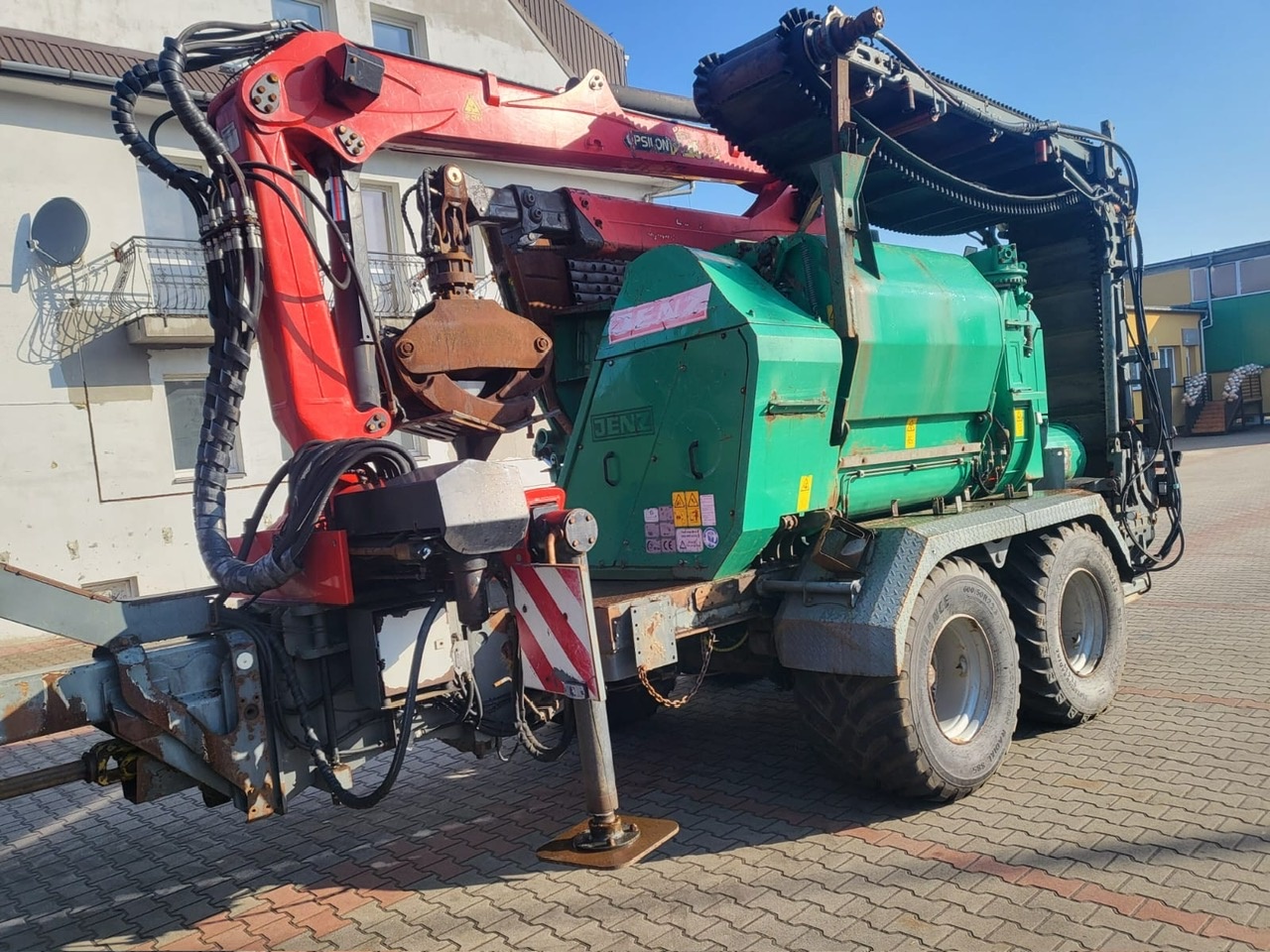 Rębak Jenz 582 z Ciągnikiem Massey Ferguson 8680 - 2