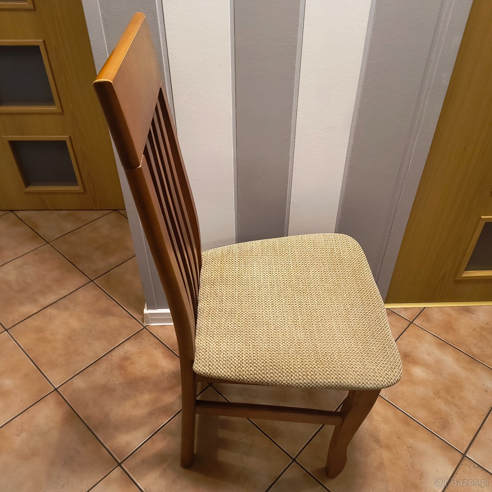 Krzesło drewniane z miękkim siedziskiem - 2