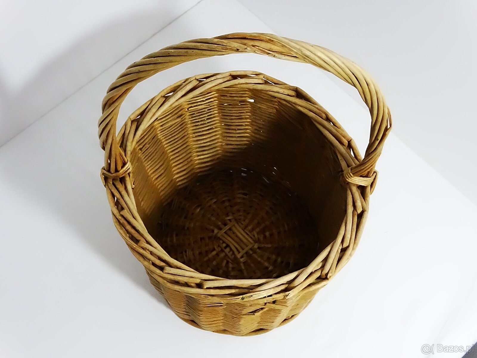 Kosz wiklinowy o wysokości 47 cm, średnicy 30 cm i głębokośc - 2