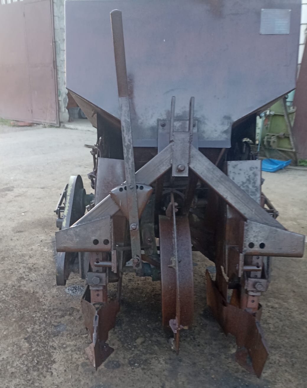 Sadzarka do ziemniaków dwurzędowa czeska Famaros S-204 - 2