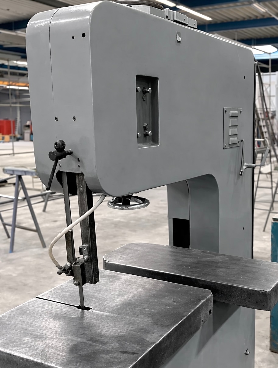 Piła taśmowa, pionowa LCM-600 ze zgrzewarką - 2