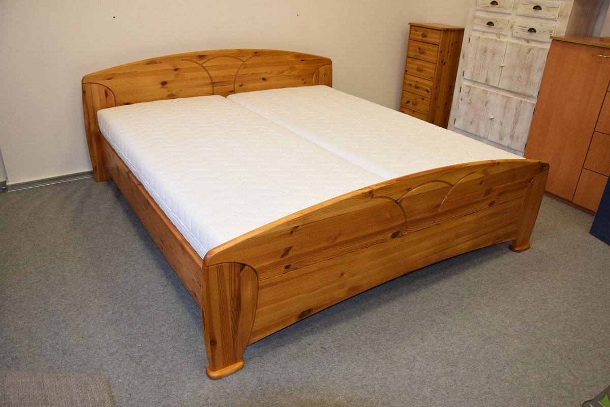 łóżko z drewna sosnowego z nowymi materacami - 2