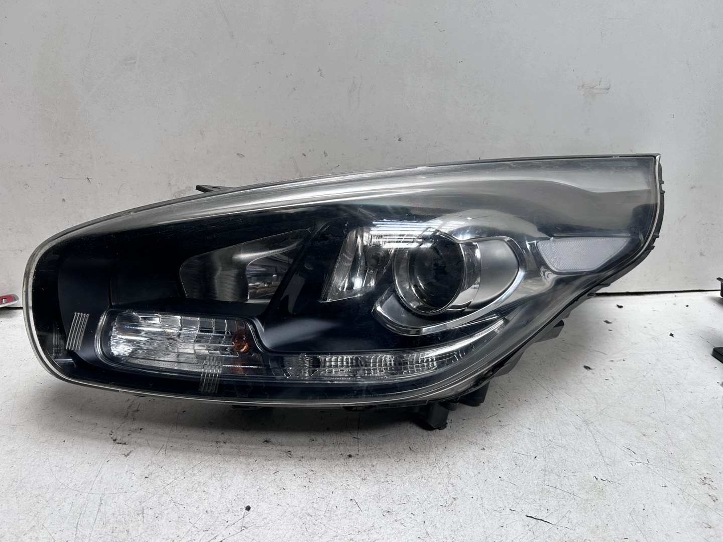 Reflektor lewy KIA Carens 92101AA - 2