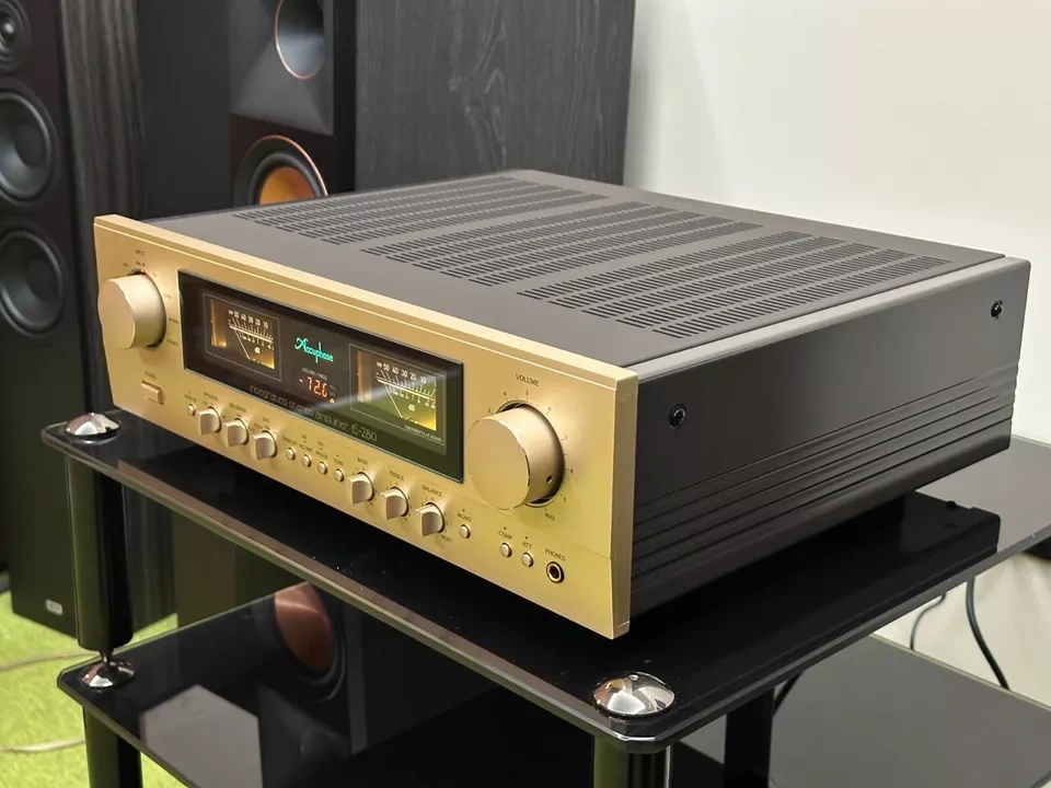 Accuphase E-280 ( Price: 1850 EUR ) - 2