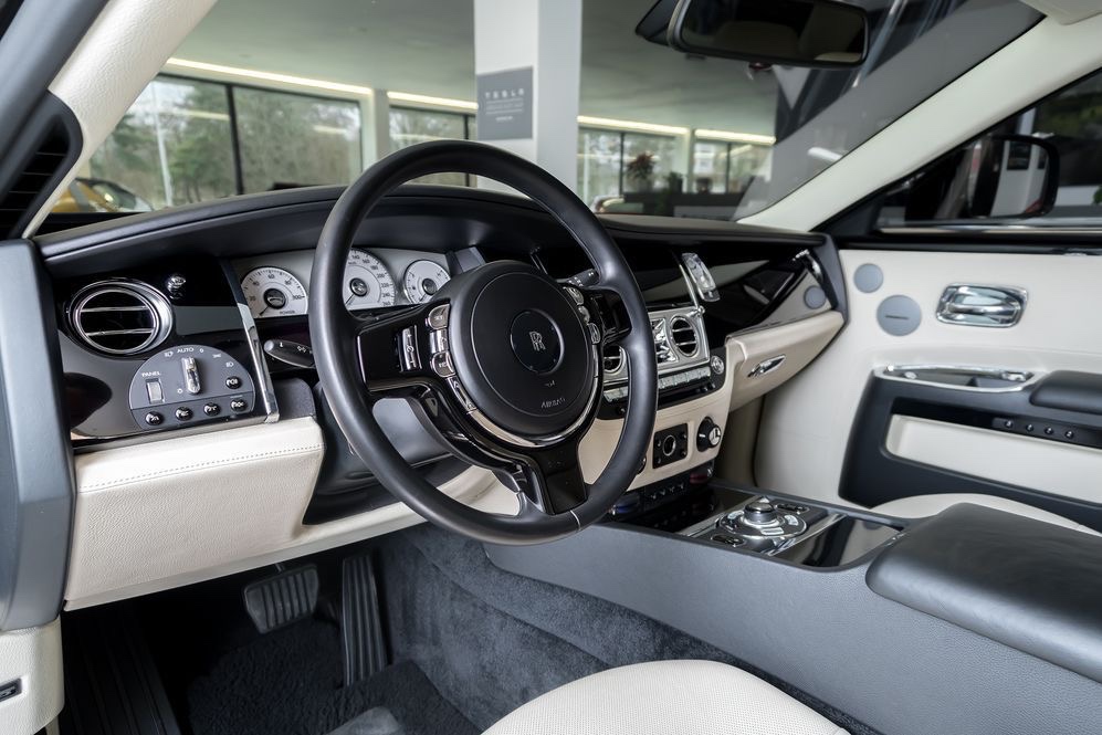 Rolls Royce Ghost maksymalny przebieg wyposażenia 68 000 km - 20