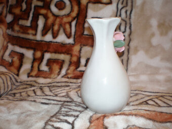 Sprzedam figurkę ceramiczną biały wazonik, stan dobry. - 2