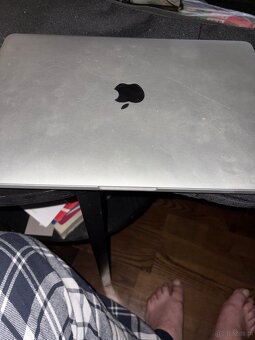 MacBook trzy naście pro mam jeden osiem Giga 256 - 2