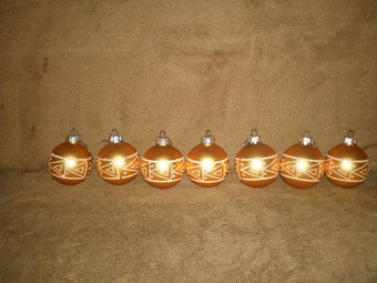 Zestaw 7 używanych, ale w dobrym stanie, złotych bombek choi - 2