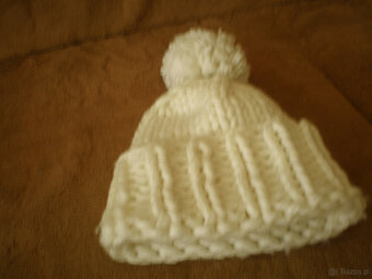 Sprzedam czapkę damską białą z akrylu, używaną, stan dobry. - 2