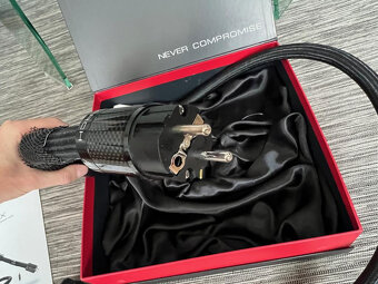 Synergistic Research SRX  1.8m ( Price: 2500 EUR ) - 2