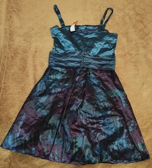 Sukienka typu bombka, z połyskującymi drobinkami metalu. - 2