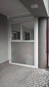 Zabudowa PCV z drzwiami - 2