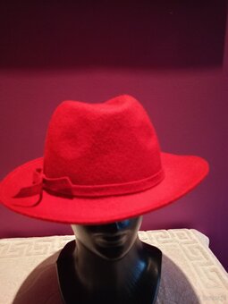 Klasyczny, elegancki czerwony kapelusz damski typu fedora. - 2