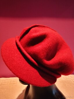Kaszkiet (beret) damski z daszkiem bordowy  100 % wełna. VOO - 2
