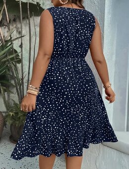Letnia sukienka w groszki Plus Size - 2