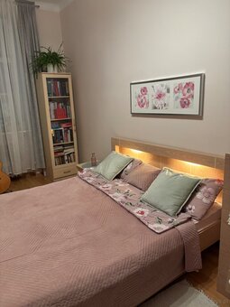 Komplet mebli do sypialni z jasnego drewna, łóżko, komody, - 2