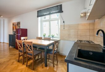 Urokliwy apartament z 3 sypialniami przy Rynku Głównym - 2