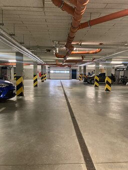 Miejsca postojowe w hali Garażowej - Nowa Cukrownia. - 2