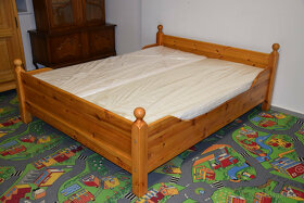 łóżko sosnowe z nowymi materacami - 2