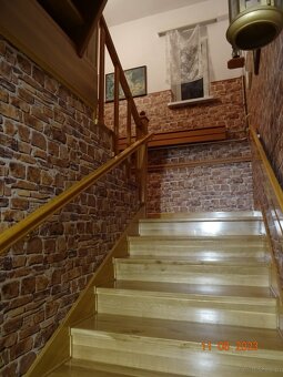 Dom wśród zieleni przy lesie - 2