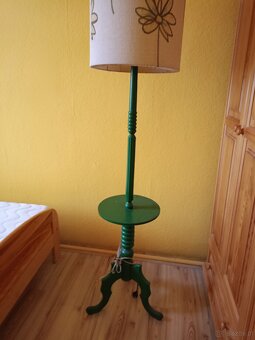Lampa podłogowa w stylu vintage z wbudowanym stolikiem i aba - 2