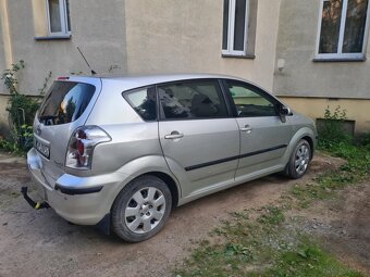 Srebrna toyota corolla Verso - 2
