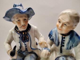 Figura porcelana szkliwiona -stan idealny Dziadkowie niebies - 2