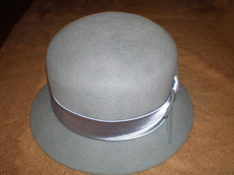 Sprzedam kapelusz damski filcowy w kolorze popielatym. - 2