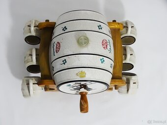 Dystrybutor w kształcie beczki, osadzony na rzeźbionym stoja - 2