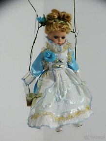Porcelanowa laleczka dziewczynka na huśtawce - 2