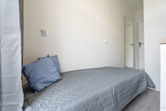 Nowoczesny pokój z łazienką i balkonem przy uczelni. - 2