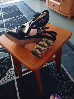 Eleganckie czarne czółenka damskie firmy Tamaris - 2