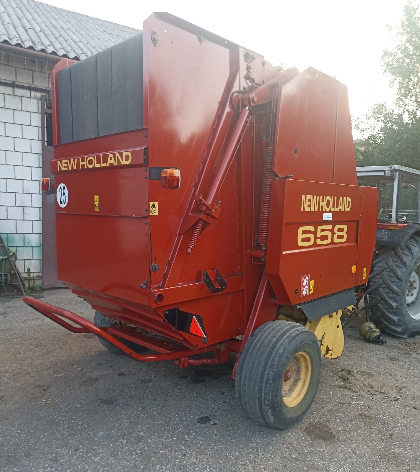 Prasa rolująca zmiennokomorowa New Holland 658 - 3