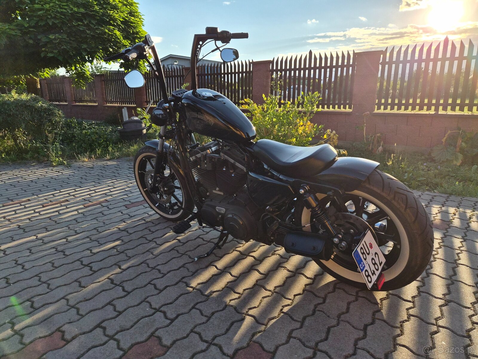 Harley-Davidson Iron XL883N – CHOPPER, KTÓRY PRZYCIĄGA SPOJR - 3