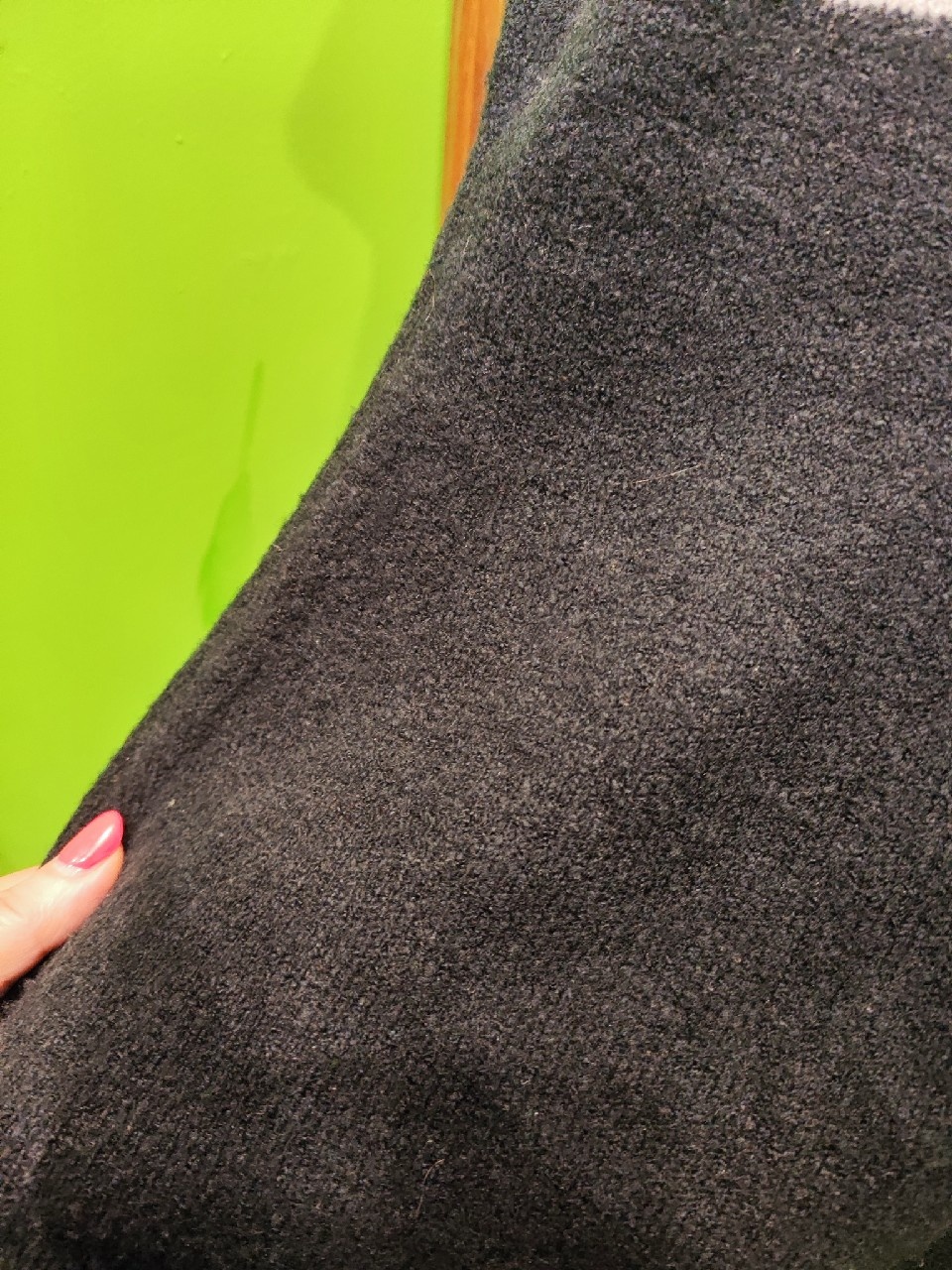 Mięciutki golf, z pomponami i z ozdobnymi dżetami - 3