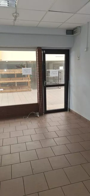 Dwa lokale, jeden z najemcą sprzedam - 3