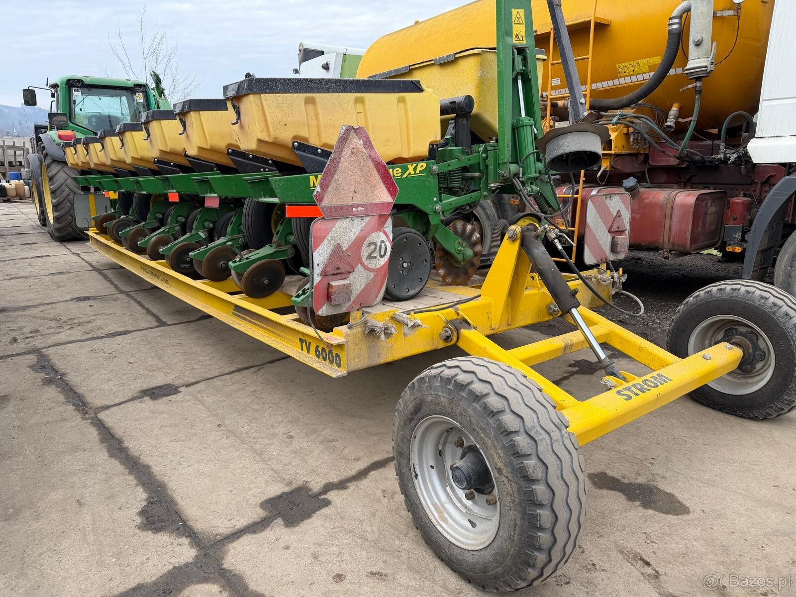 Siewnik do kukurydzy John deere 8rzedowy cena 39900zl - 3