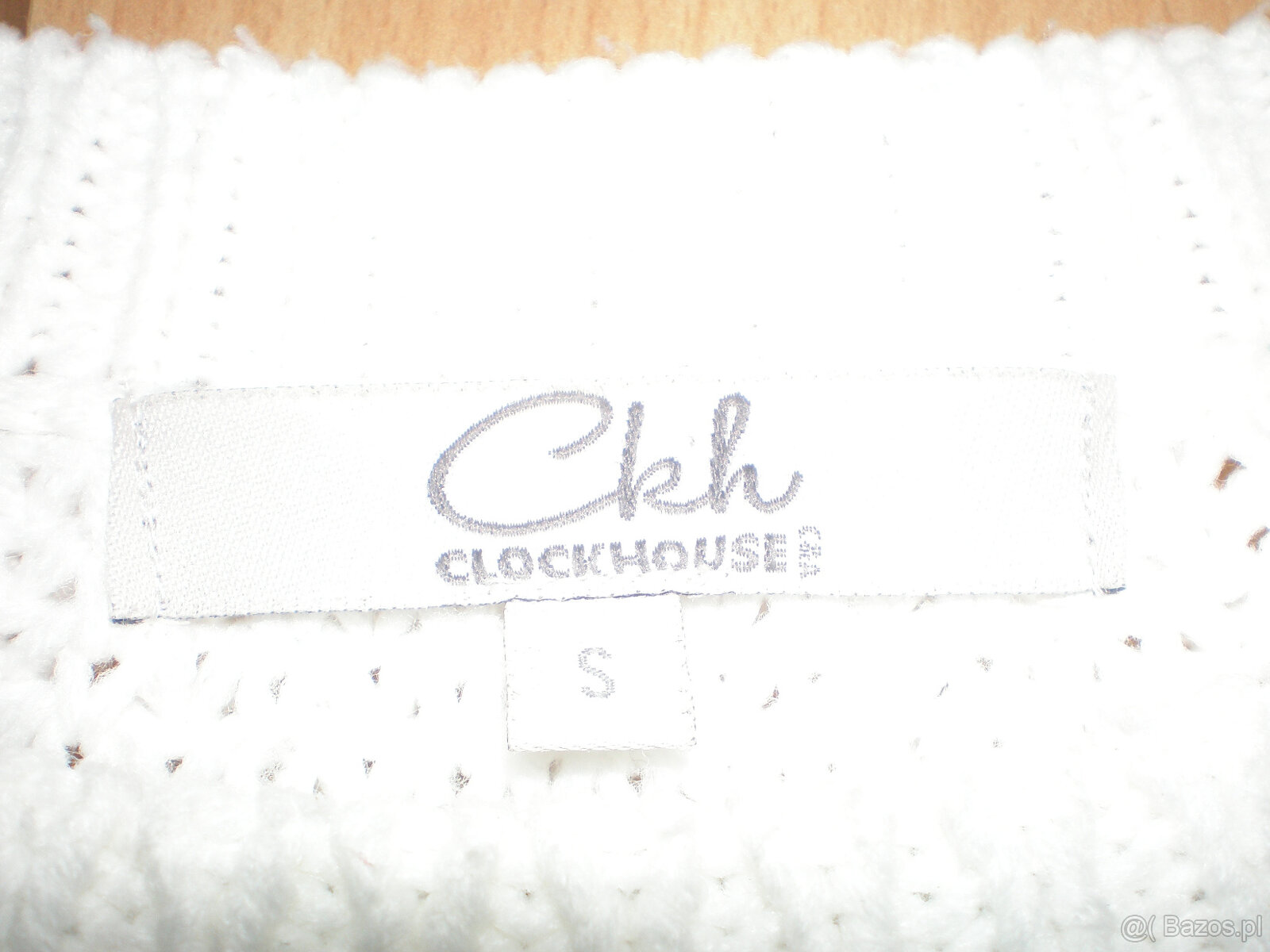 Używany biały sweter damski w rozmiarze S. - 3