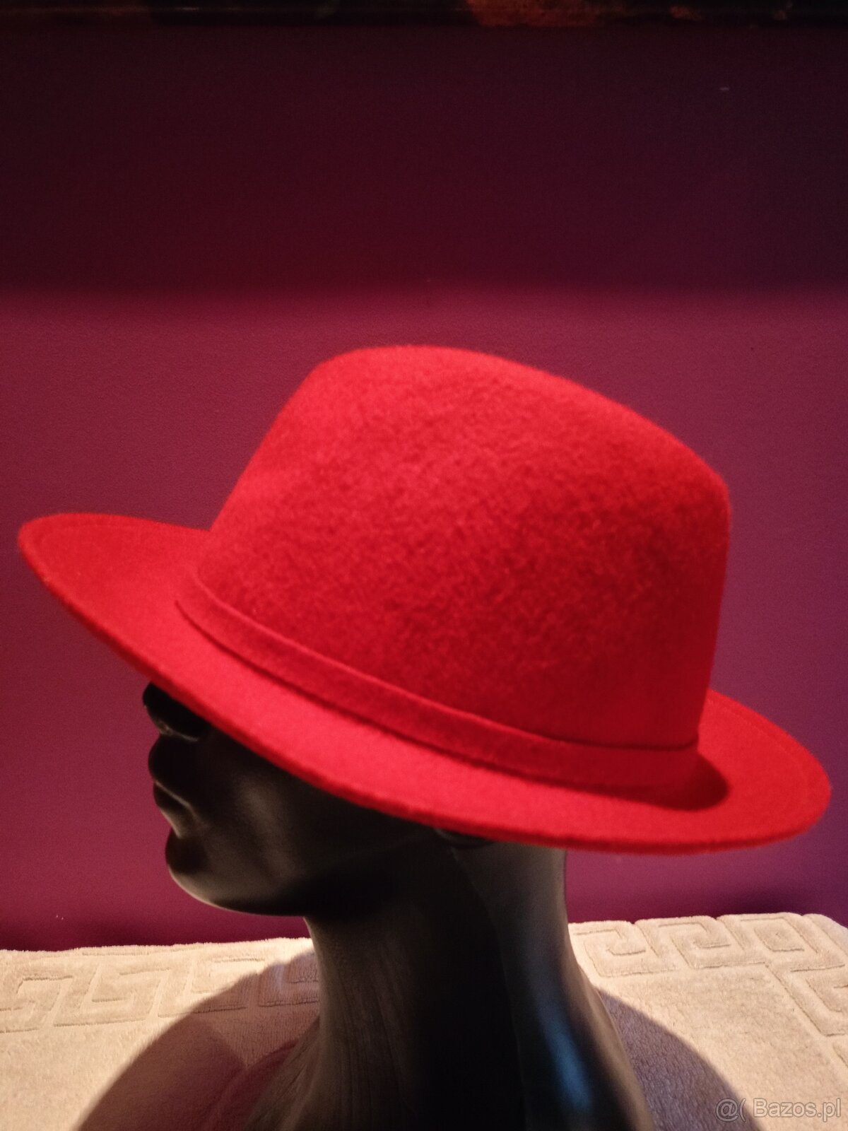Klasyczny, elegancki czerwony kapelusz damski typu fedora. - 3