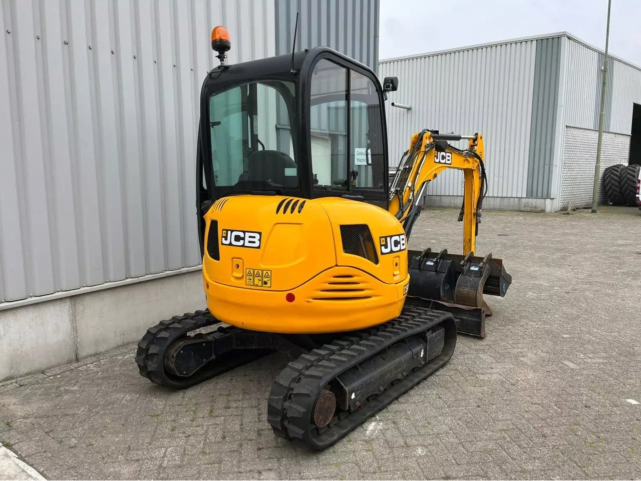 28 KM / 20,9 kW (Perkins)→JCB 8030ZTS - 3