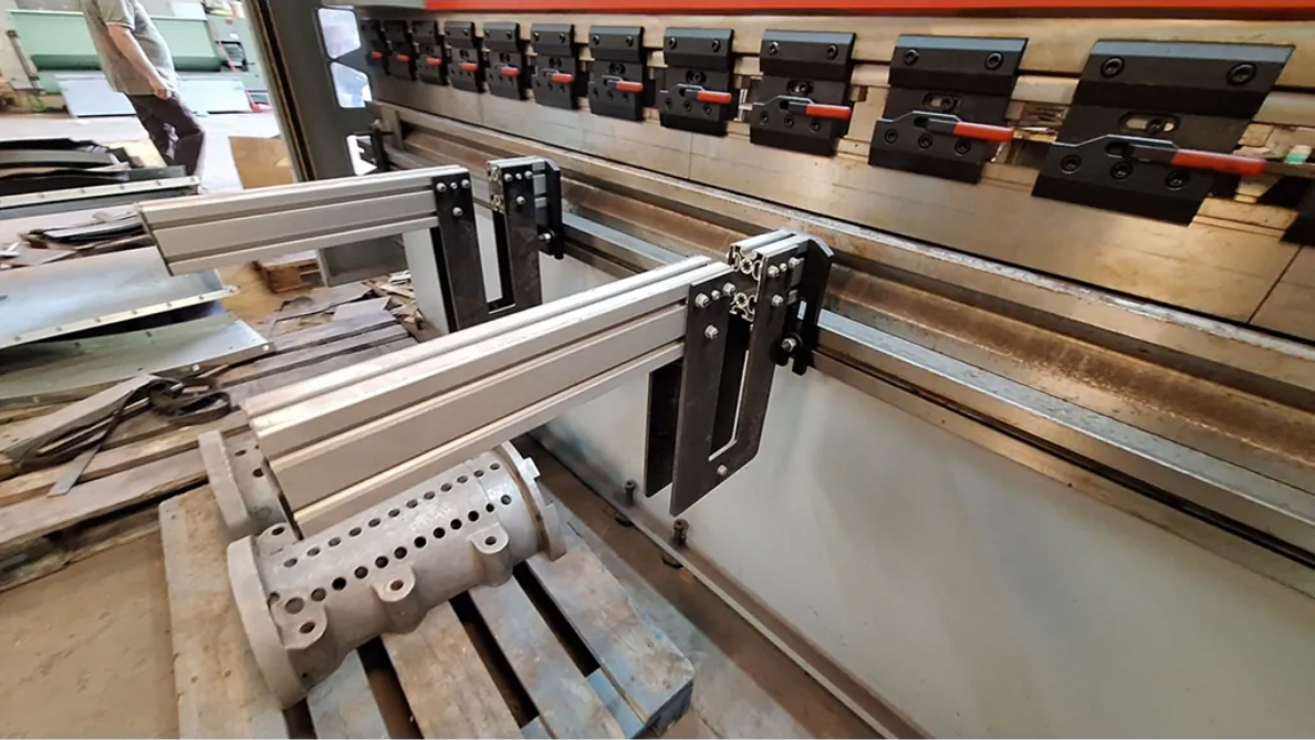 Prasa krawędziowa CNC 160 t, długość gięcia 3200 mm, 2 osie - 3