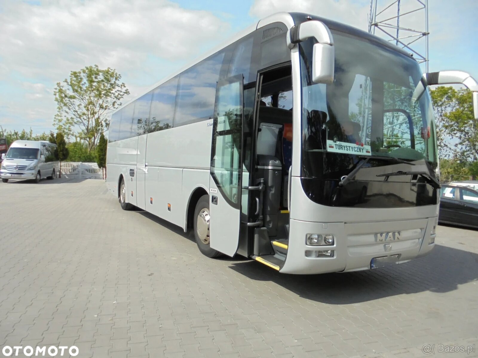 MAN R07 Lions Coach - 3