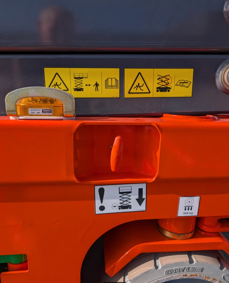 Sprzedam podnośnik nożycowy Dingli rok 2022 - 3