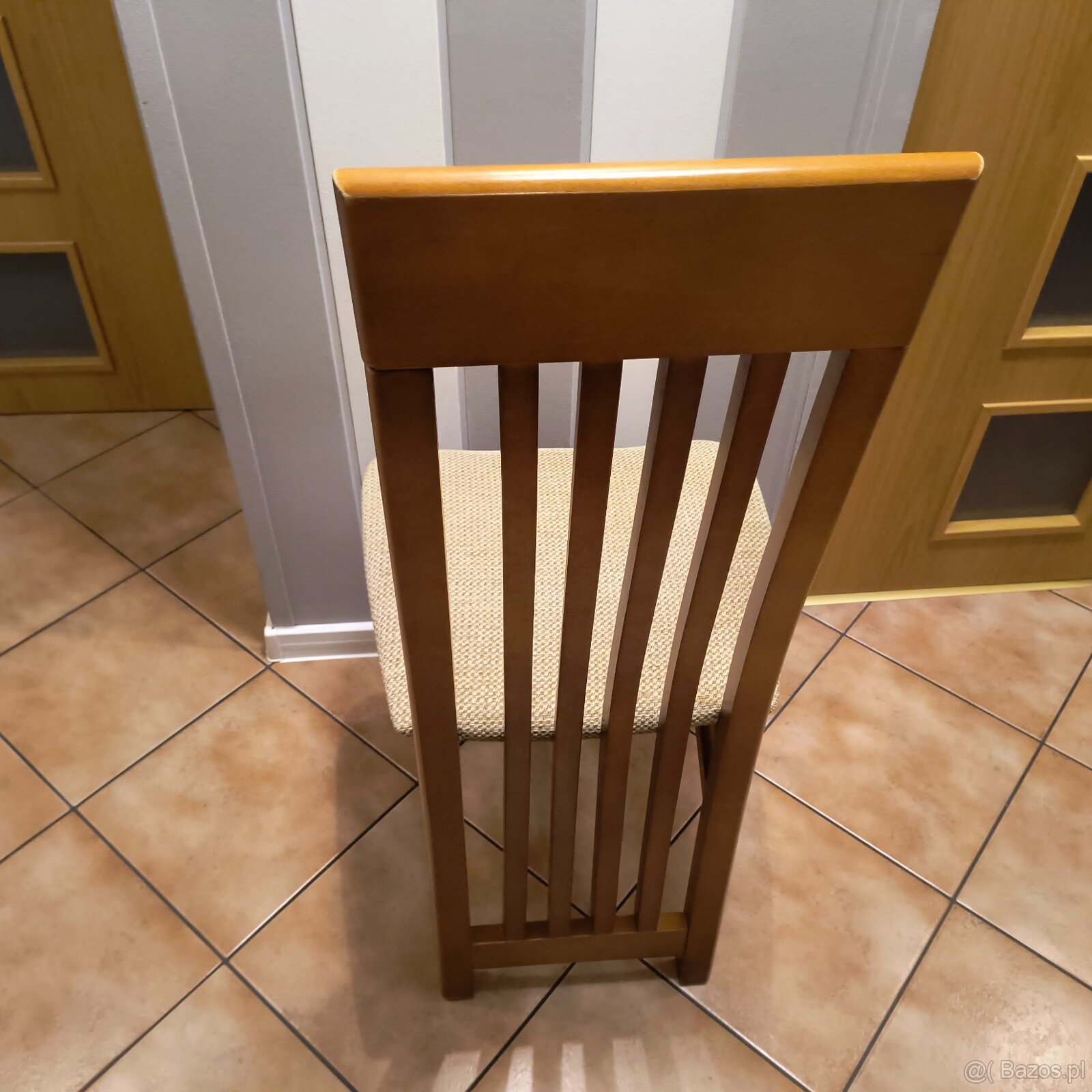 Krzesło drewniane z miękkim siedziskiem - 3